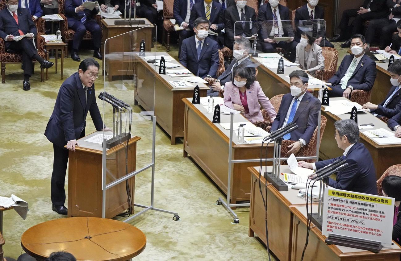 参院予算委で答弁する岸田首相（共同）