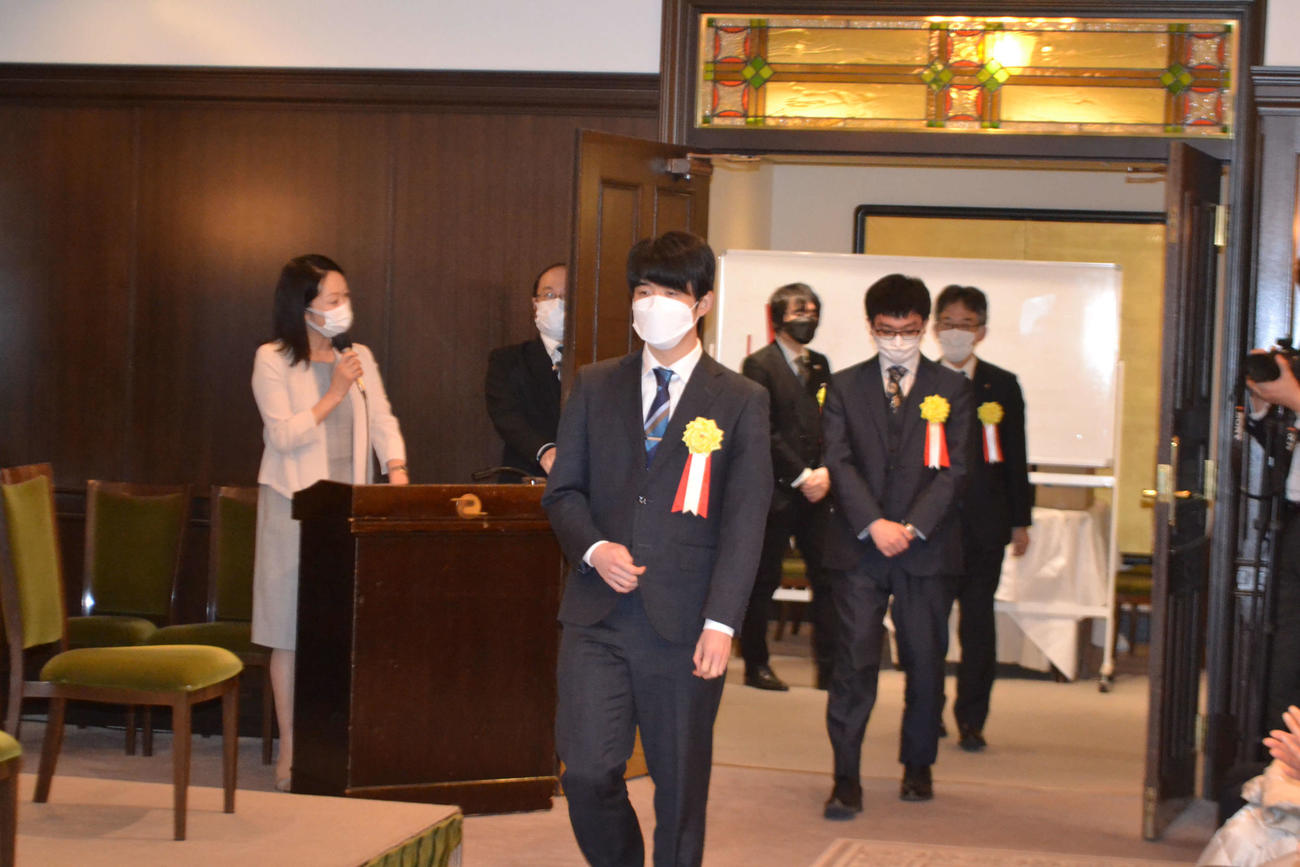 A級順位戦最終9回戦一斉対局の開会式に参加した藤井聡太竜王（中央）