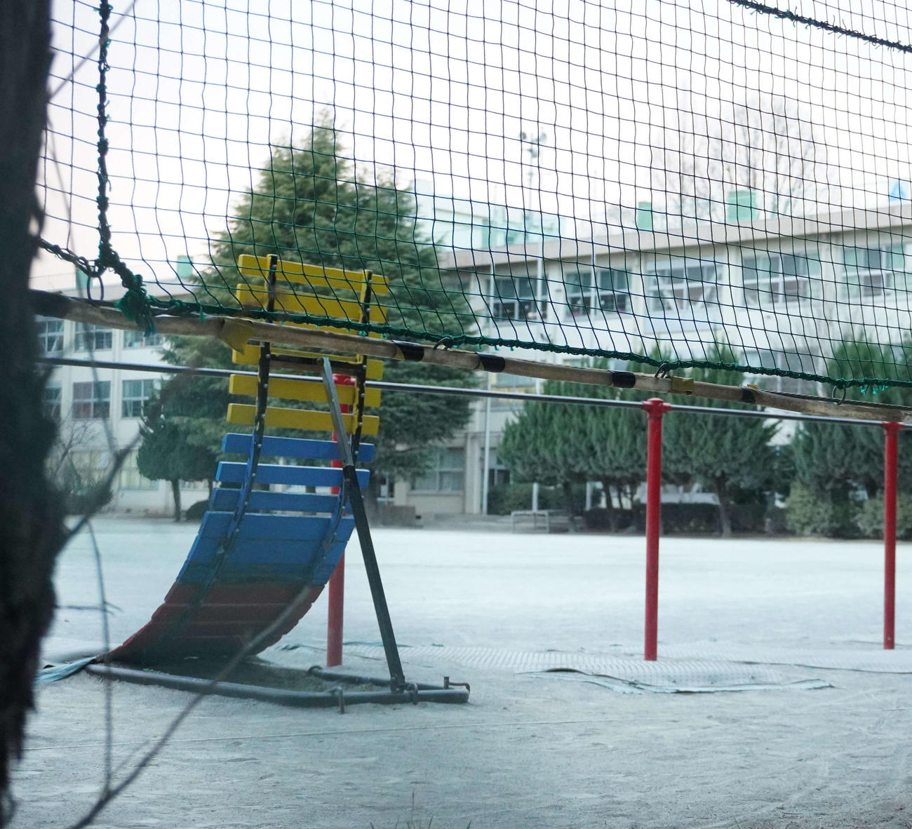 切断された猫の体があったとみられる小学校（撮影・沢田直人）