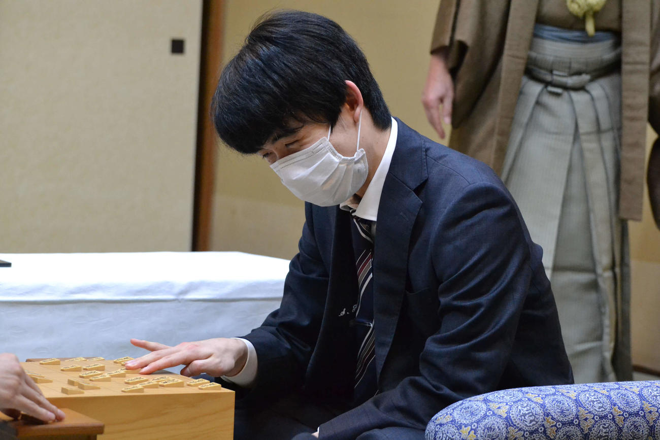 稲葉陽八段を下して7勝2敗でリーグを終え、プレーオフ以上を確定させた藤井聡太竜王