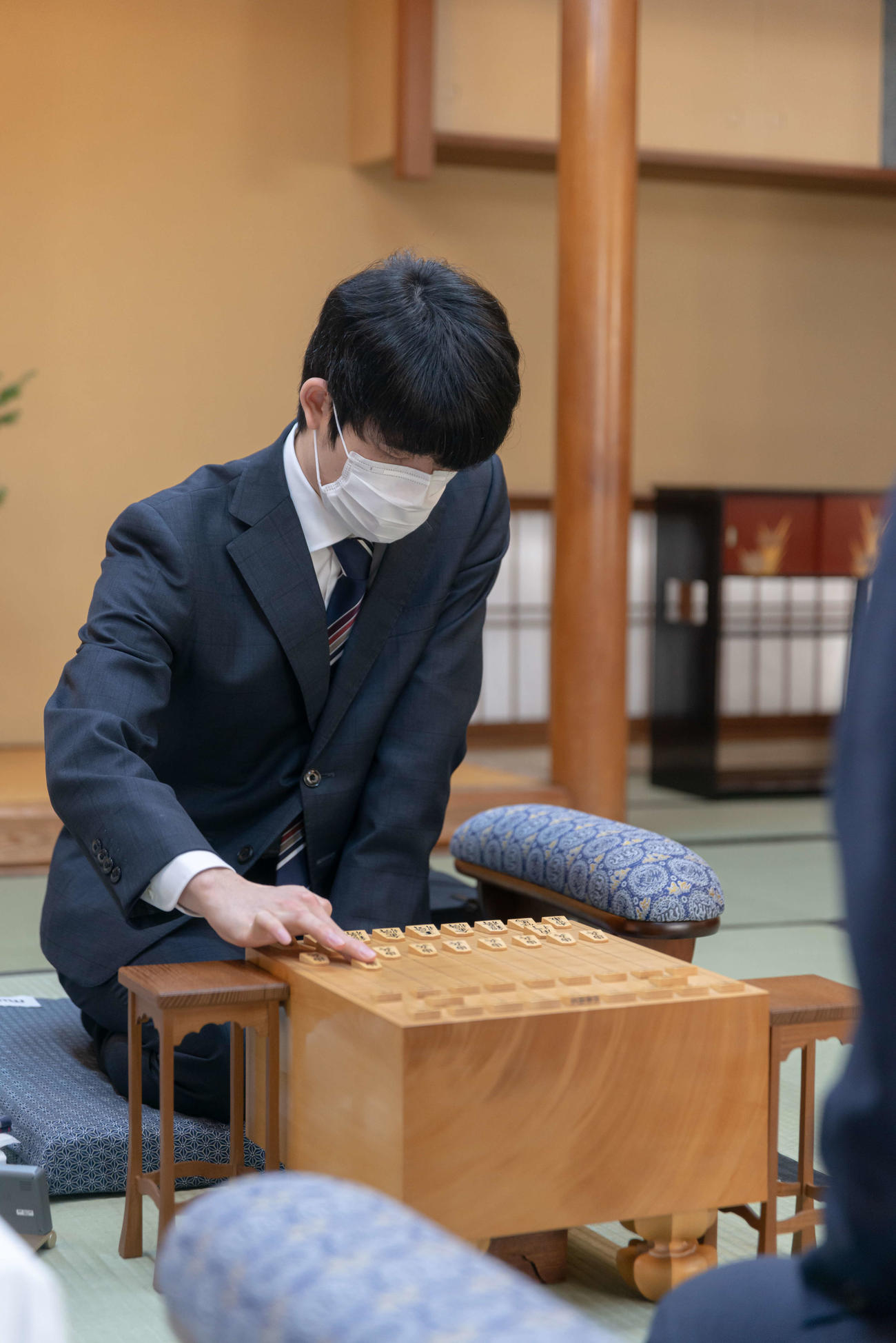 広瀬章人八段とともに6勝2敗でトップを並走する藤井聡太竜王（日本将棋連盟提供）