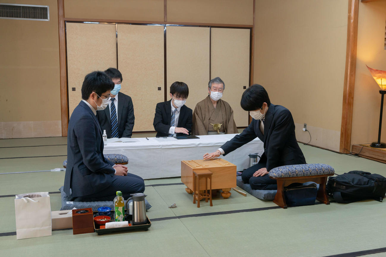 稲葉陽八段（左）を相手に指し手を進める藤井聡太竜王（日本将棋連盟提供）