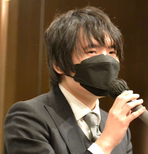 A級順位戦最終9回戦の開会式で決意を述べる佐藤天彦九段