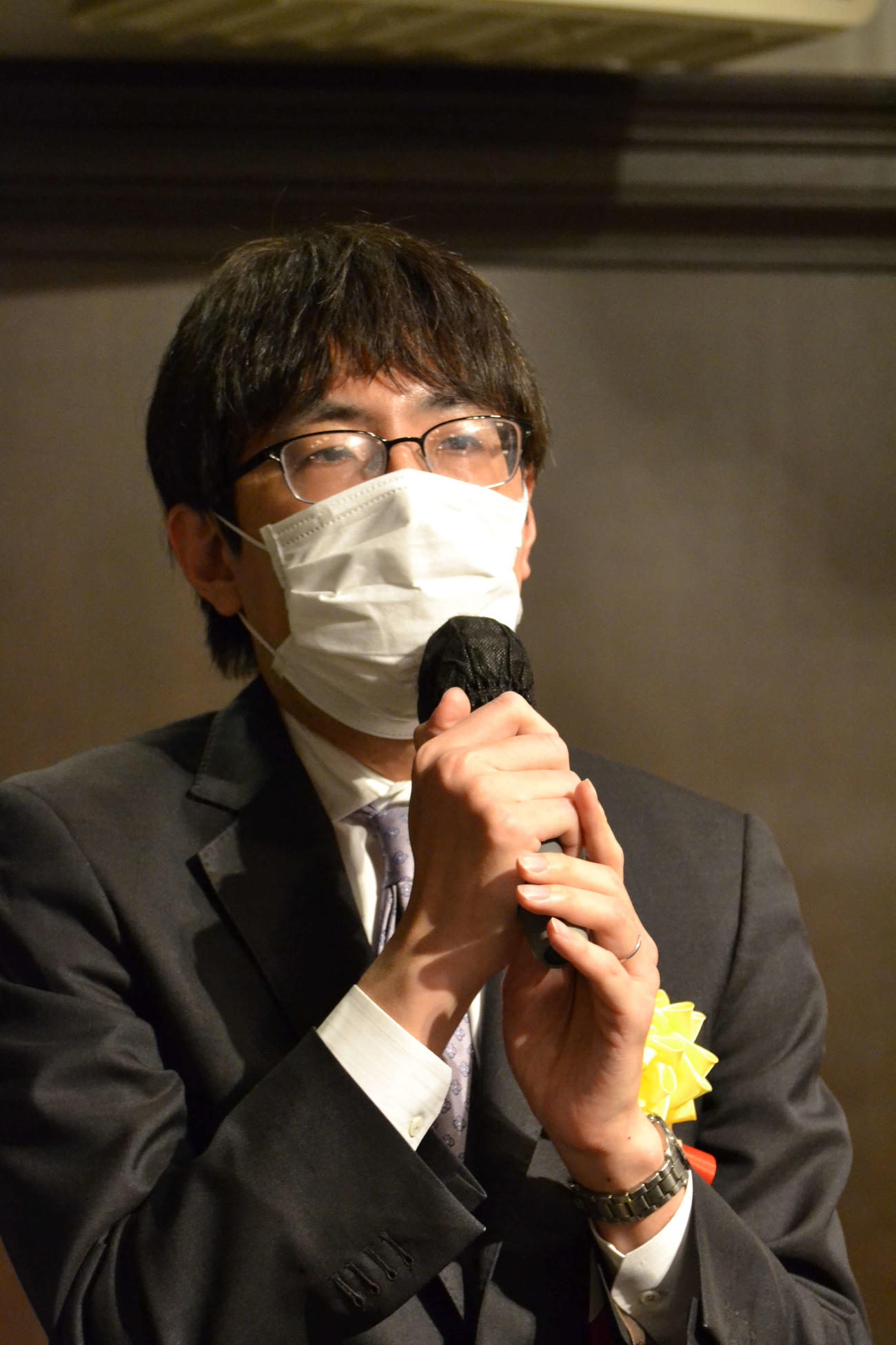 A級順位戦最終9回戦の開会式で決意を述べる広瀬章人八段