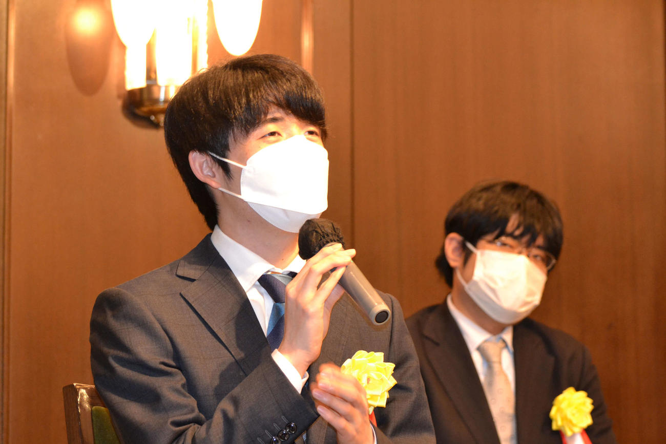 A級順位戦最終9回戦の開会式で決意を述べる藤井聡太竜王