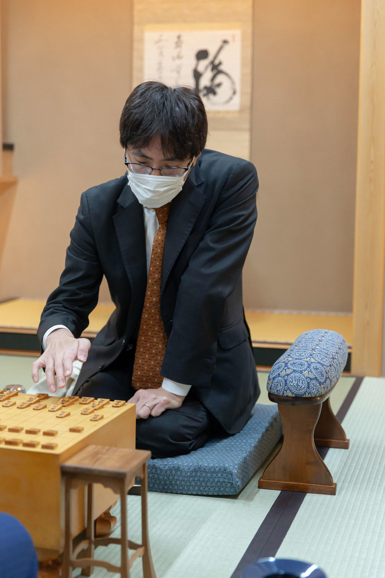 6勝2敗で藤井聡太竜王とトップを並走する広瀬章人八段（日本将棋連盟提供）