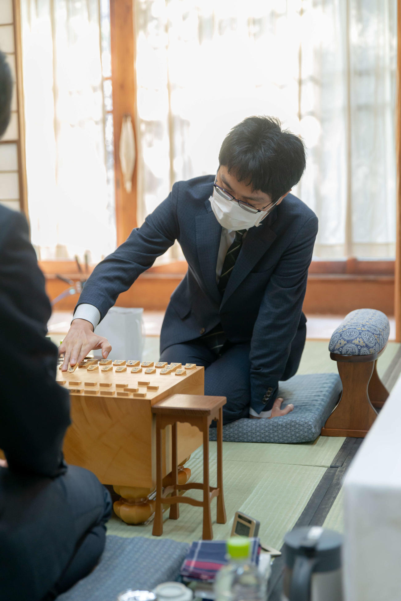 藤井聡太竜王と退転する稲葉陽八段（日本将棋連盟提供）