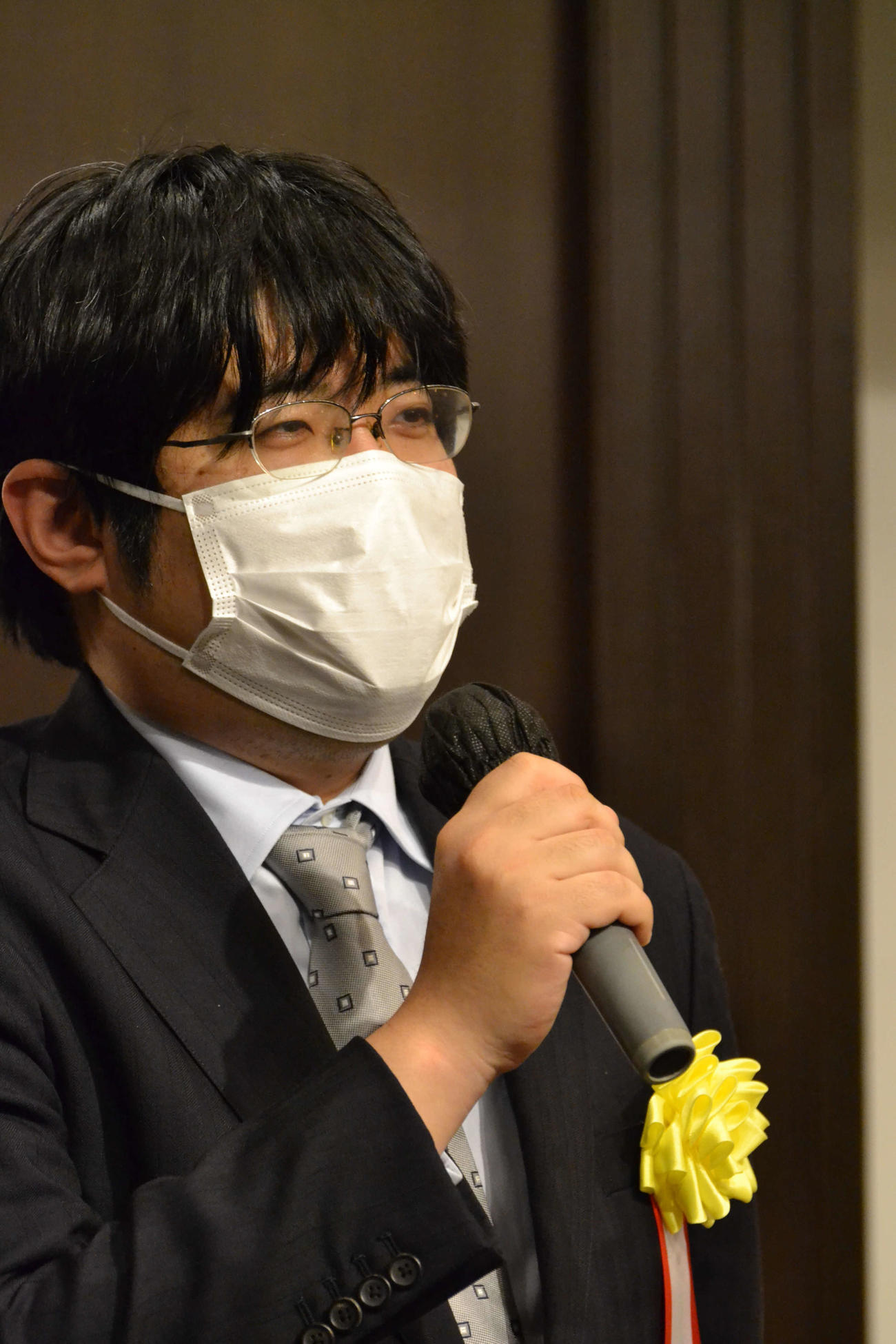 A級順位戦最終9回戦の開会式で決意を述べる糸谷哲郎八段
