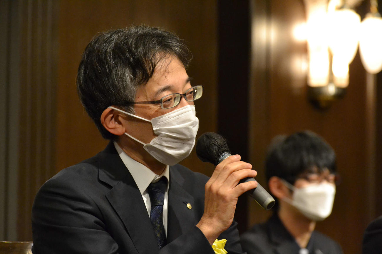 A級順位戦最終9回戦の開会式で決意を述べる佐藤康光九段
