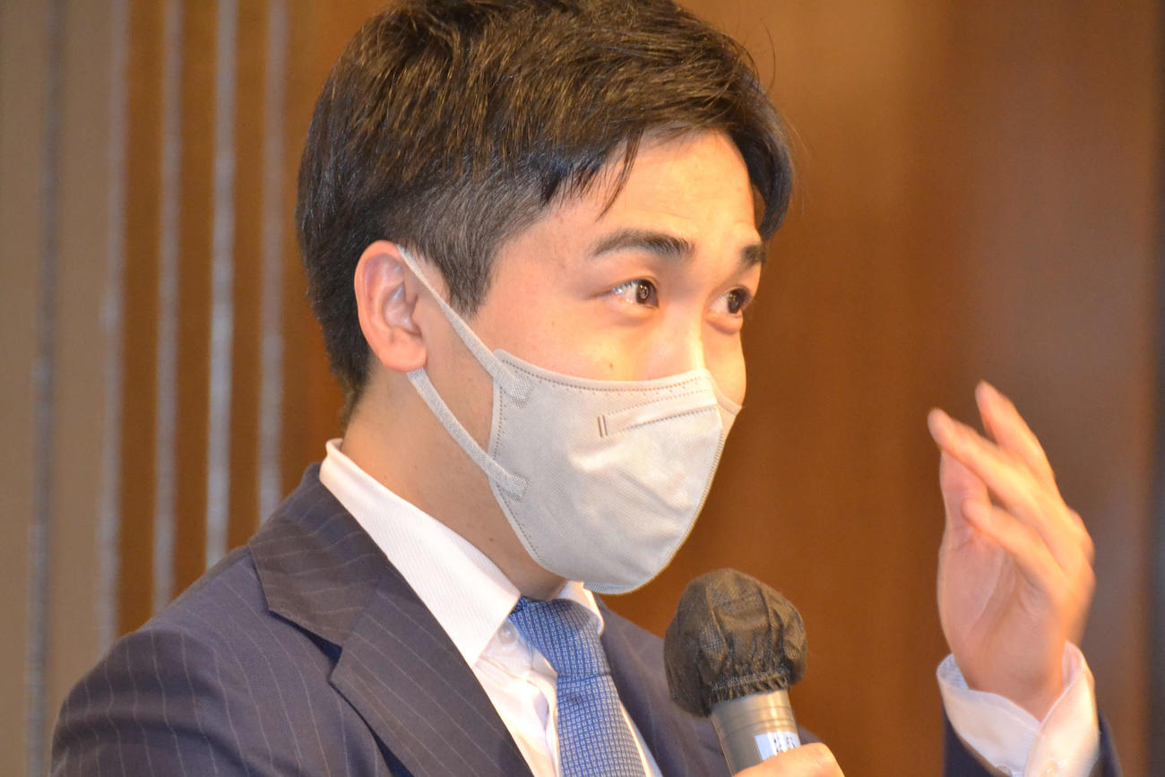 A級順位戦最終9回戦の開会式で決意を述べる菅井竜也八段