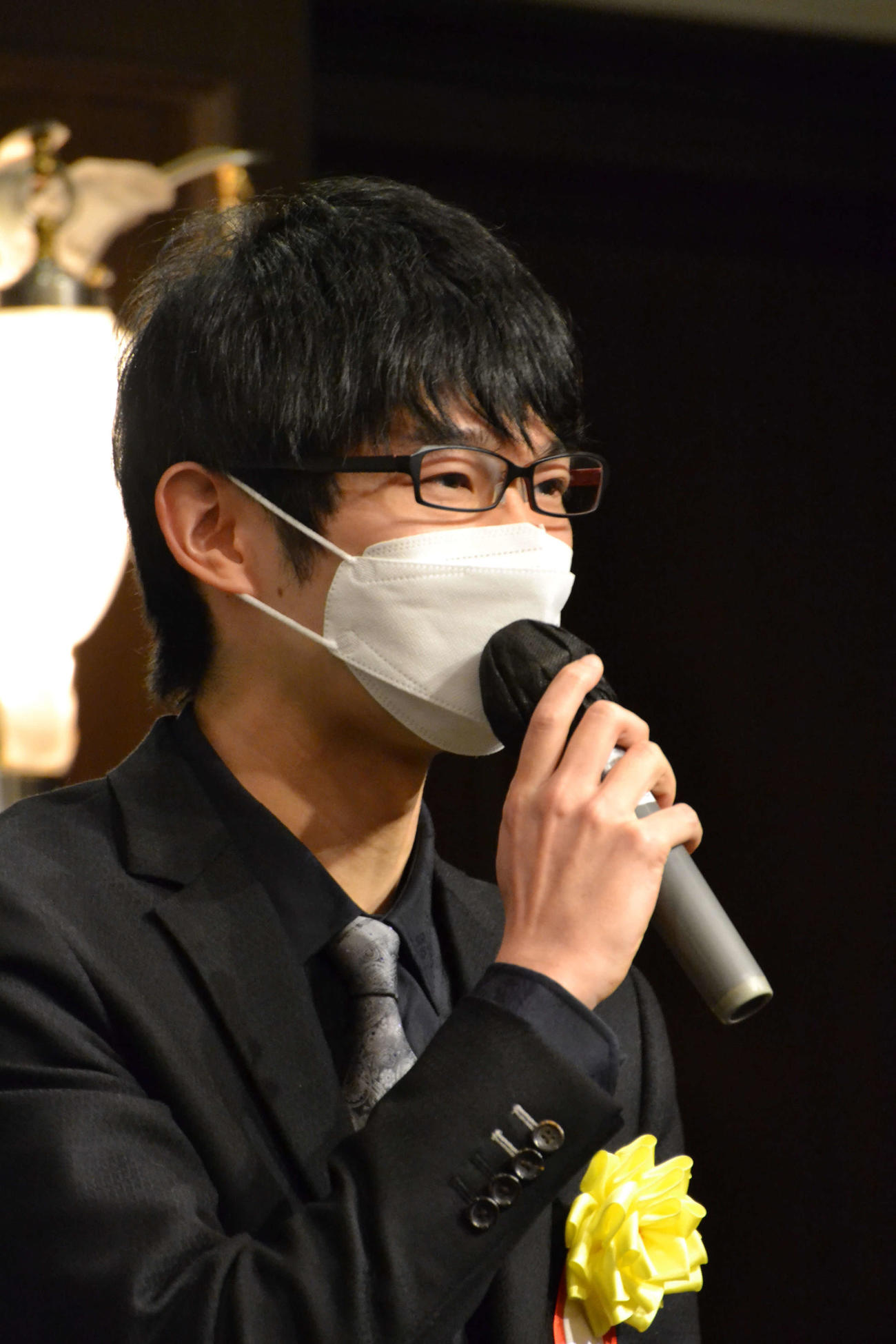 A級順位戦最終9回戦の開会式で決意を述べる斎藤慎太郎八段