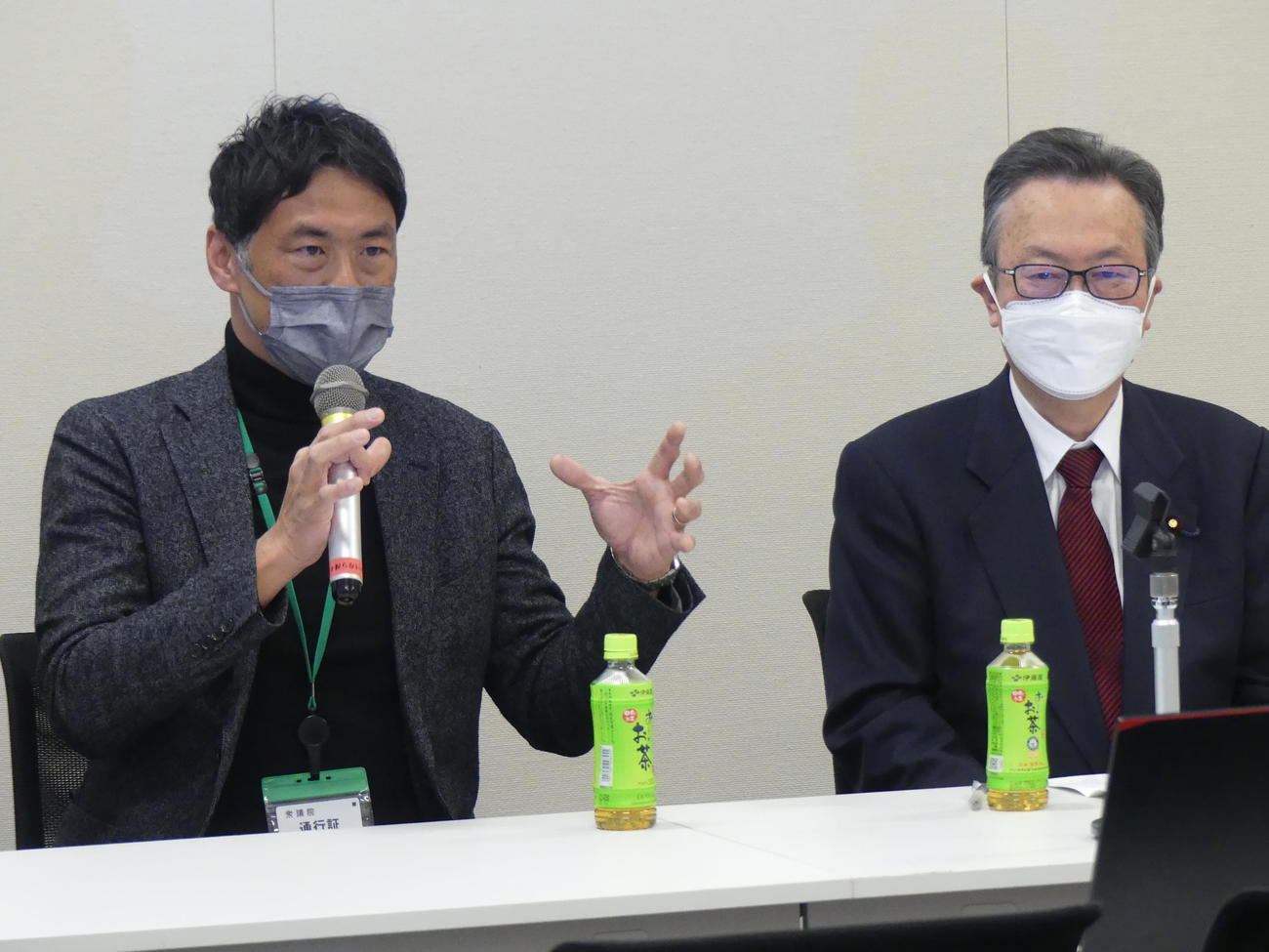 神宮外苑再開発計画に伴い、現在の秩父宮ラグビー場が建て替えられることに反対の意を示すラグビー元日本代表平尾剛氏。右は船田元衆院議員（撮影・中山知子）