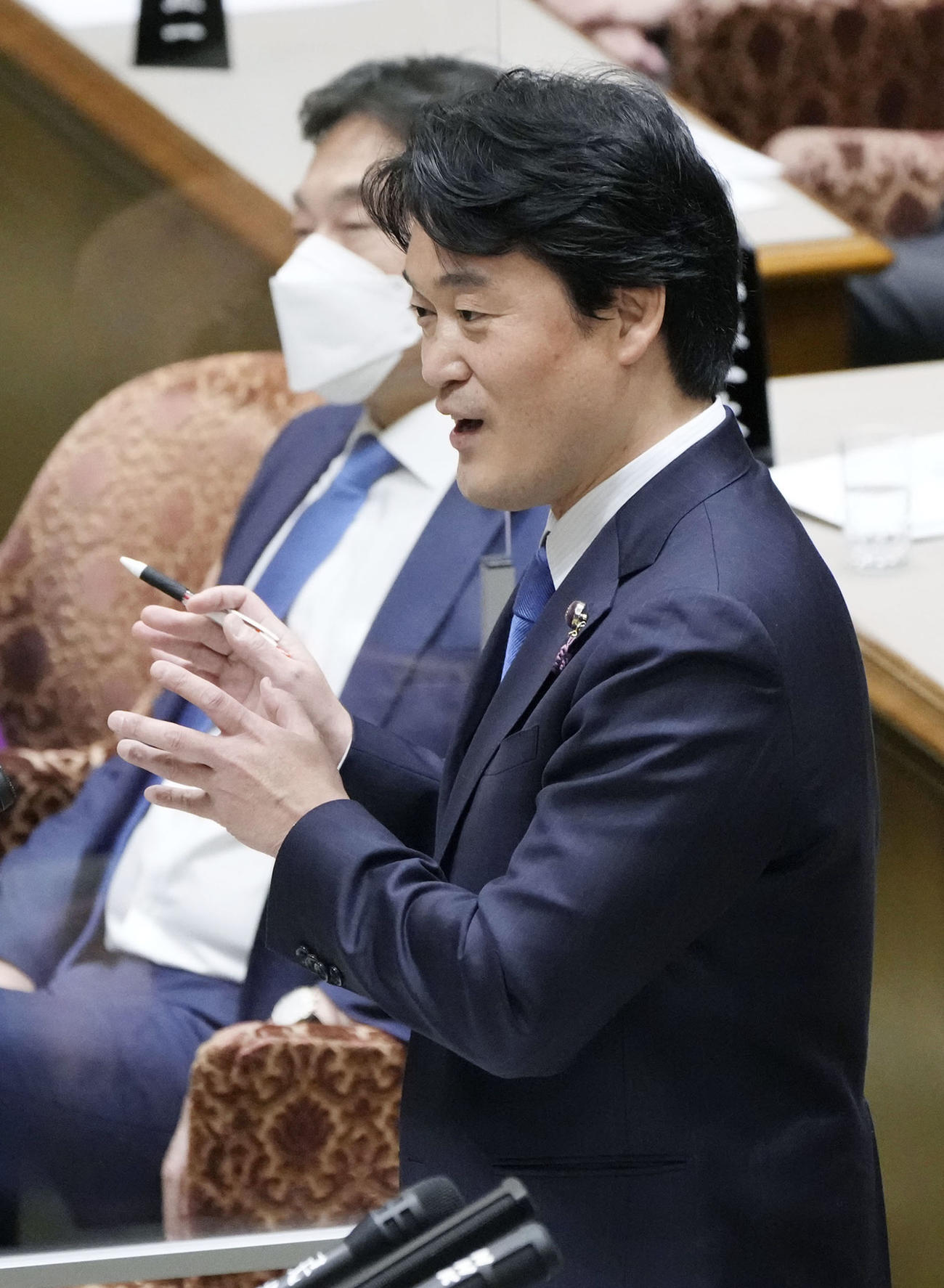 参院予算委で質問する立憲民主党の小西洋之氏（共同）