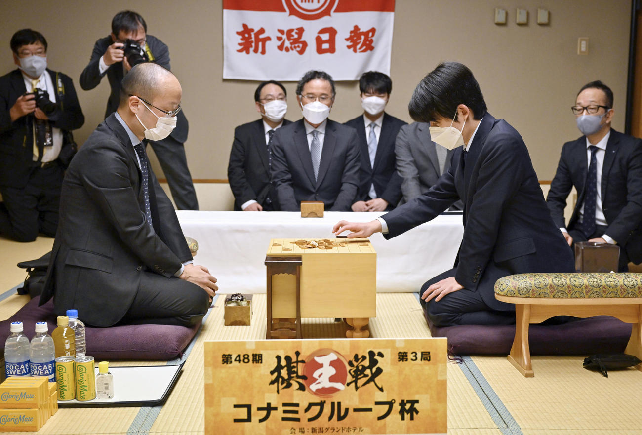 第3局を前に、検分する渡辺明棋王（左）と藤井聡太5冠（代表撮影）