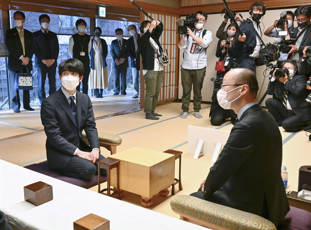 第3局を前に、検分する渡辺明棋王（右）と藤井聡太5冠（代表撮影）
