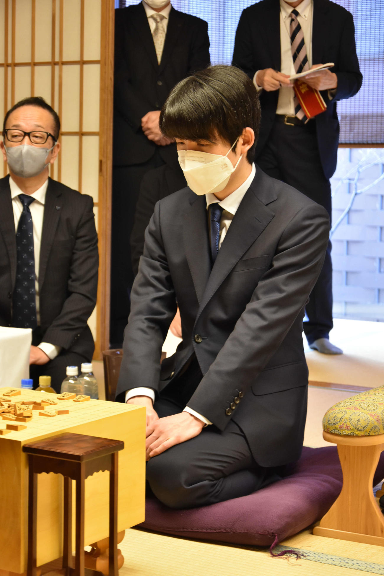 棋王戦第3局の前日検分を行う藤井聡太竜王（日本将棋連盟提供）