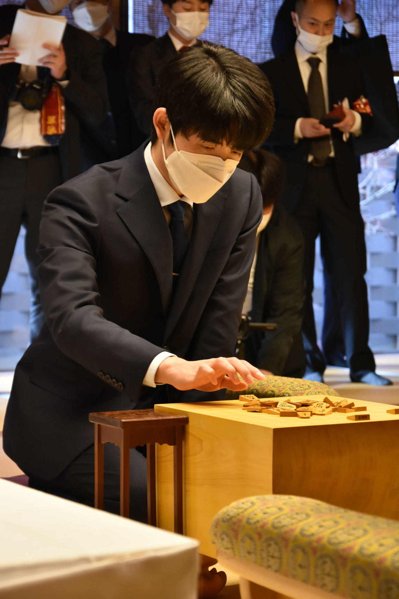 棋王戦第3局の前日検分を行う藤井聡太竜王（日本将棋連盟提供）