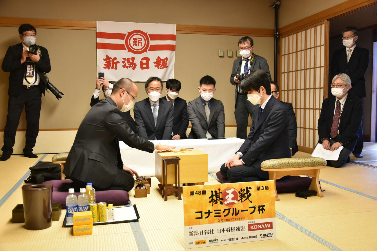 棋王戦第3局の前日検分を行う渡辺明棋王（左）と藤井聡太竜王（右、日本将棋連盟提供