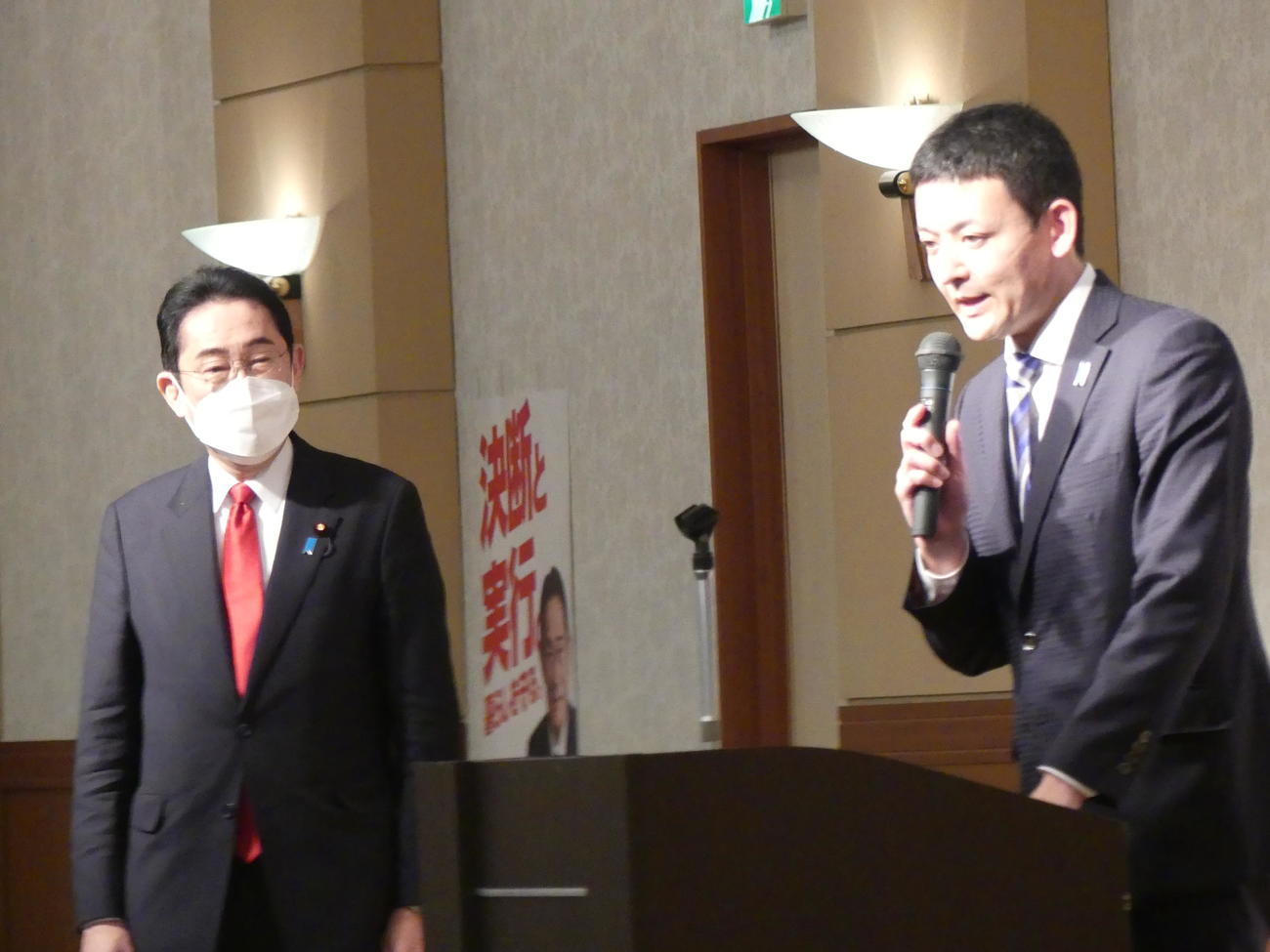 衆院山口4区補選に、安倍晋三元首相の後継として出馬する吉田真次氏（右）のあいさつを見守る岸田文雄首相（撮影・中山知子）