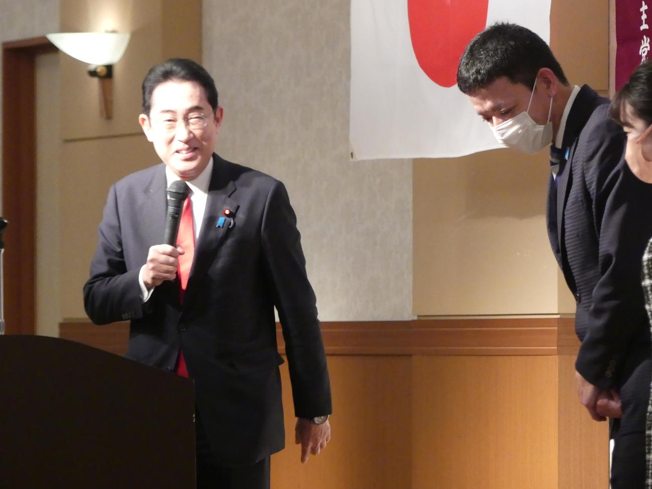 衆院山口4区補選に安倍晋三元首相の後継として出馬する吉田真次氏（右）の会合であいさつする岸田文雄首相（撮影・中山知子）