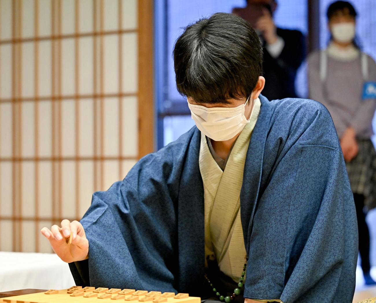 第48期棋王戦コナミグループ杯5番勝負第3局で、初手を指す藤井聡太五冠（代表撮影）