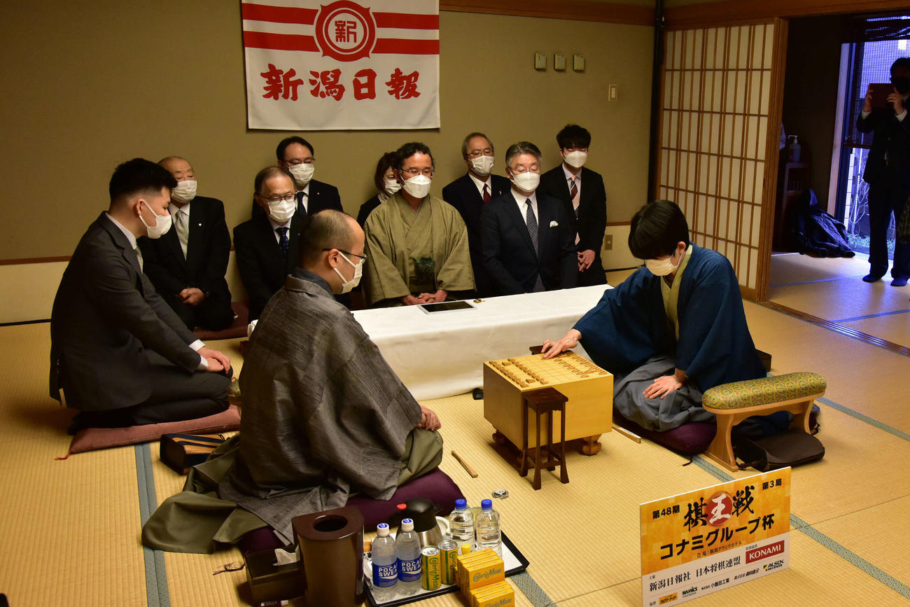 棋王戦5番勝負第3局は藤井聡太竜王（右）の先手でスタート（左は後手の渡辺明棋王、日本将棋連盟提供）