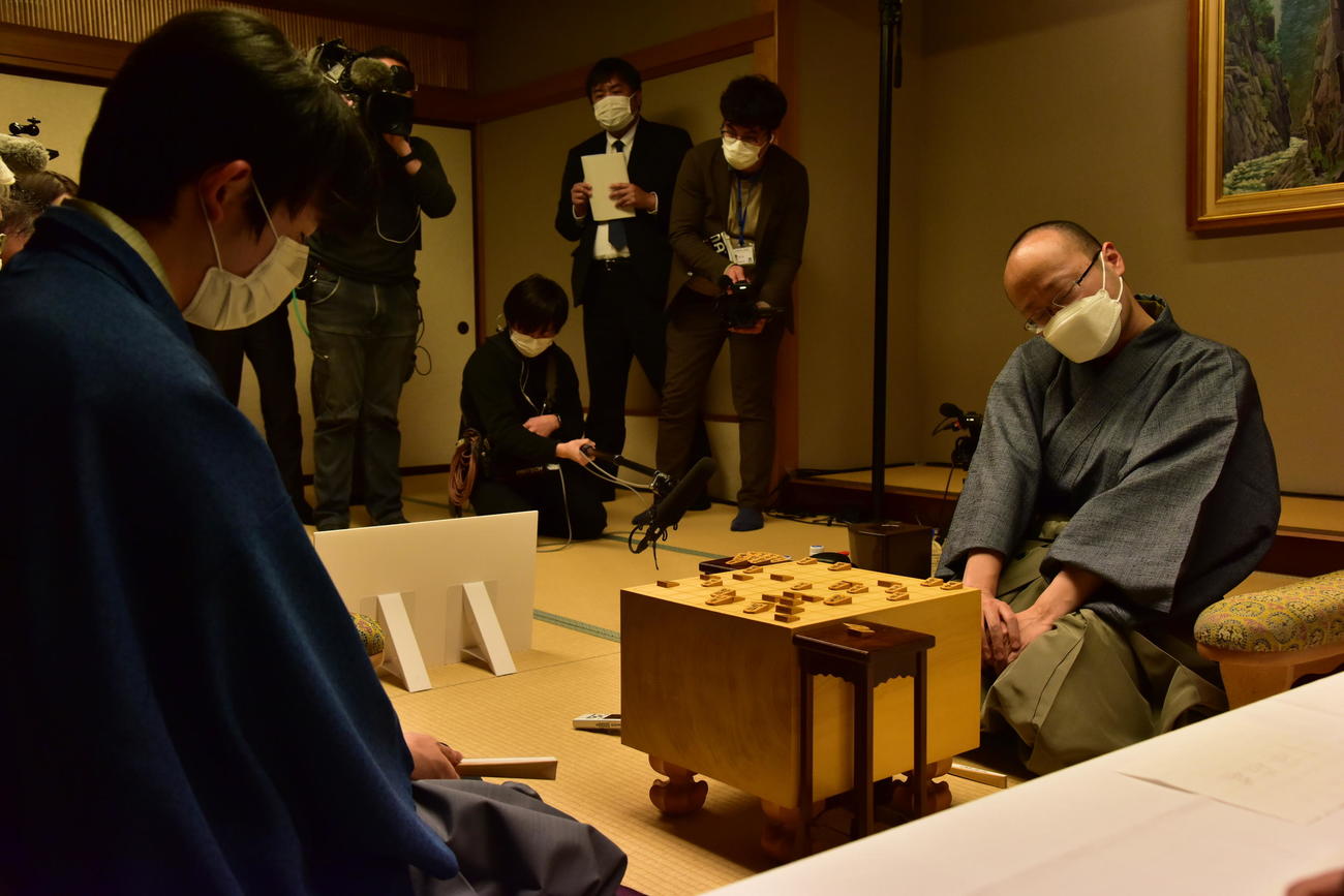 終局後、取材に応じる藤井聡太竜王（左）と渡辺明棋王（日本将棋連盟提供）