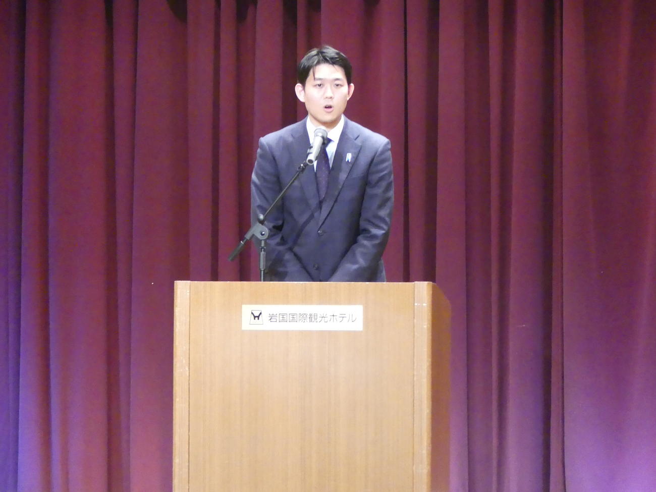 衆院山口2区補選に向けた会合で、決意表明を行う岸信千世氏（撮影・中山知子）