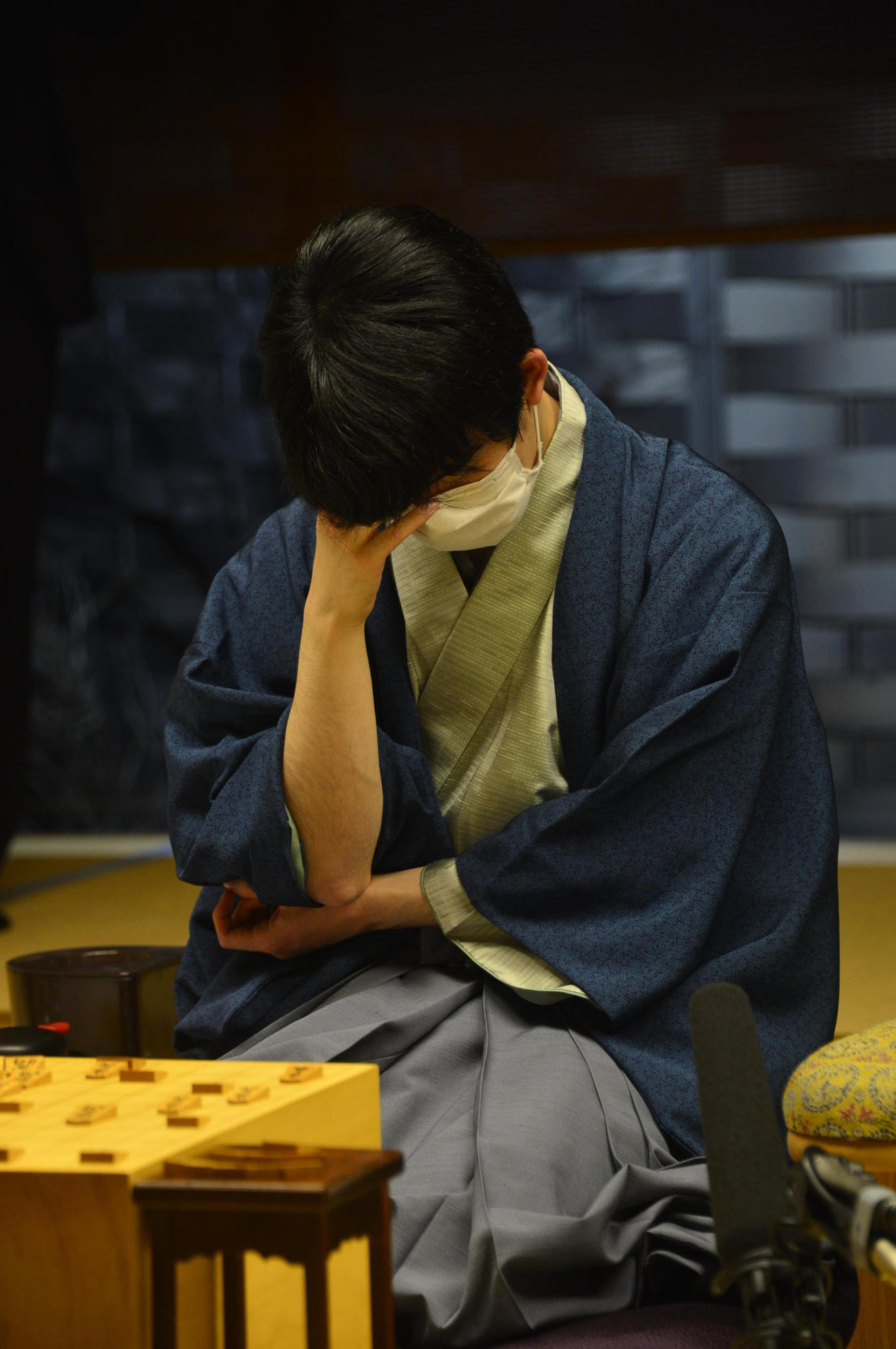 終局後、頭を押さえる藤井聡太竜王（日本将棋連盟提供）