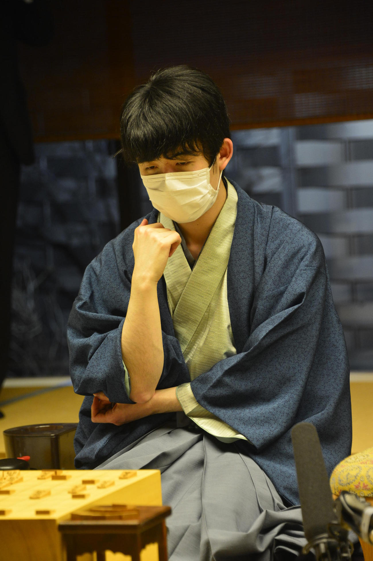 終局後、取材に応じる藤井聡太竜王（日本将棋連盟提供）