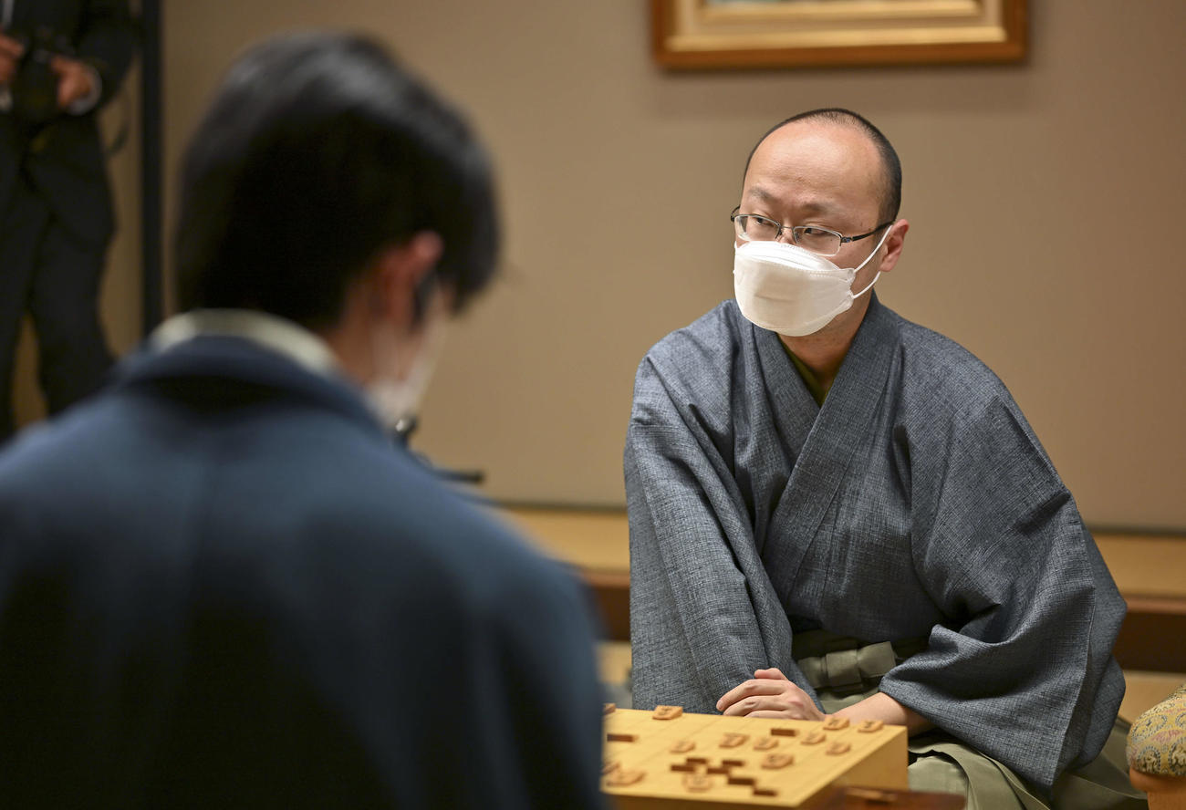 第48期棋王戦コナミグループ杯5番勝負第3局　藤井聡太5冠対渡辺明棋王　藤井聡太5冠（左）を破り、連敗を止めた渡辺明棋王（代表撮影）