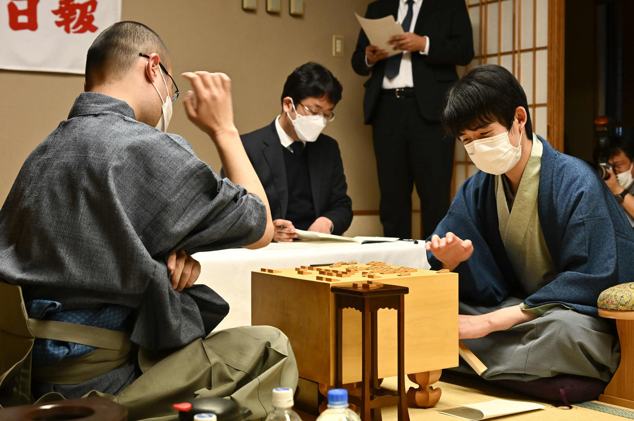 第48期棋王戦コナミグループ杯5番勝負第3局　藤井聡太5冠対渡辺明棋王　渡辺明棋王（左）に敗れ、対局を振り返る藤井聡太5冠（代表撮影）
