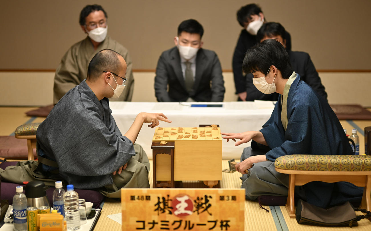 第48期棋王戦コナミグループ杯5番勝負第3局　藤井聡太5冠対渡辺明棋王　対局を振り返る渡辺明棋王（左）と藤井聡太5冠（代表撮影）