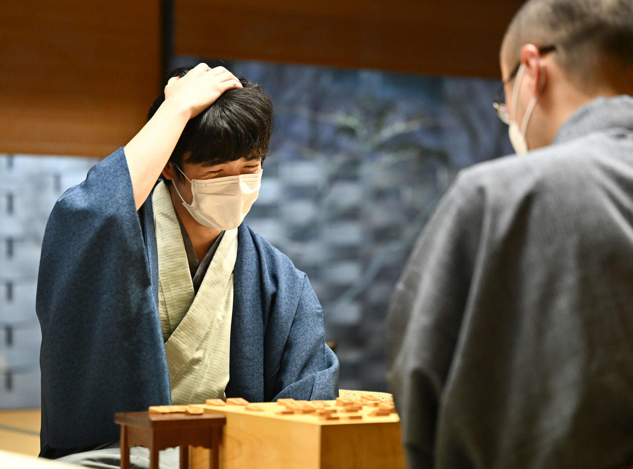 第48期棋王戦コナミグループ杯5番勝負第3局　藤井聡太5冠対渡辺明棋王　渡辺明棋王（手前）に敗れ、対局を振り返る藤井聡太5冠（代表撮影）