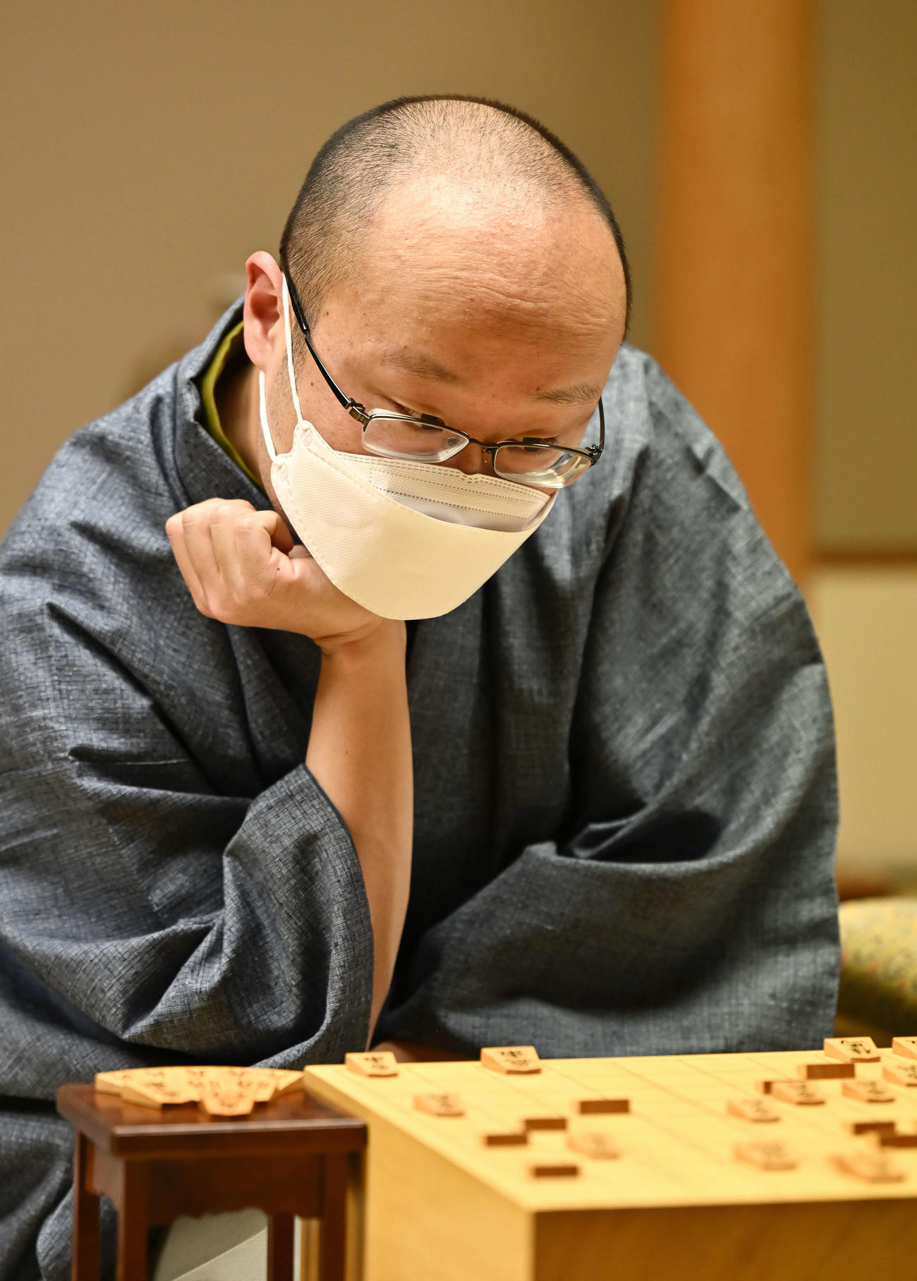 第48期棋王戦コナミグループ杯5番勝負第3局　藤井聡太5冠対渡辺明棋王　藤井聡太5冠に勝利し、盤面を見つめる渡辺明棋王（代表撮影）