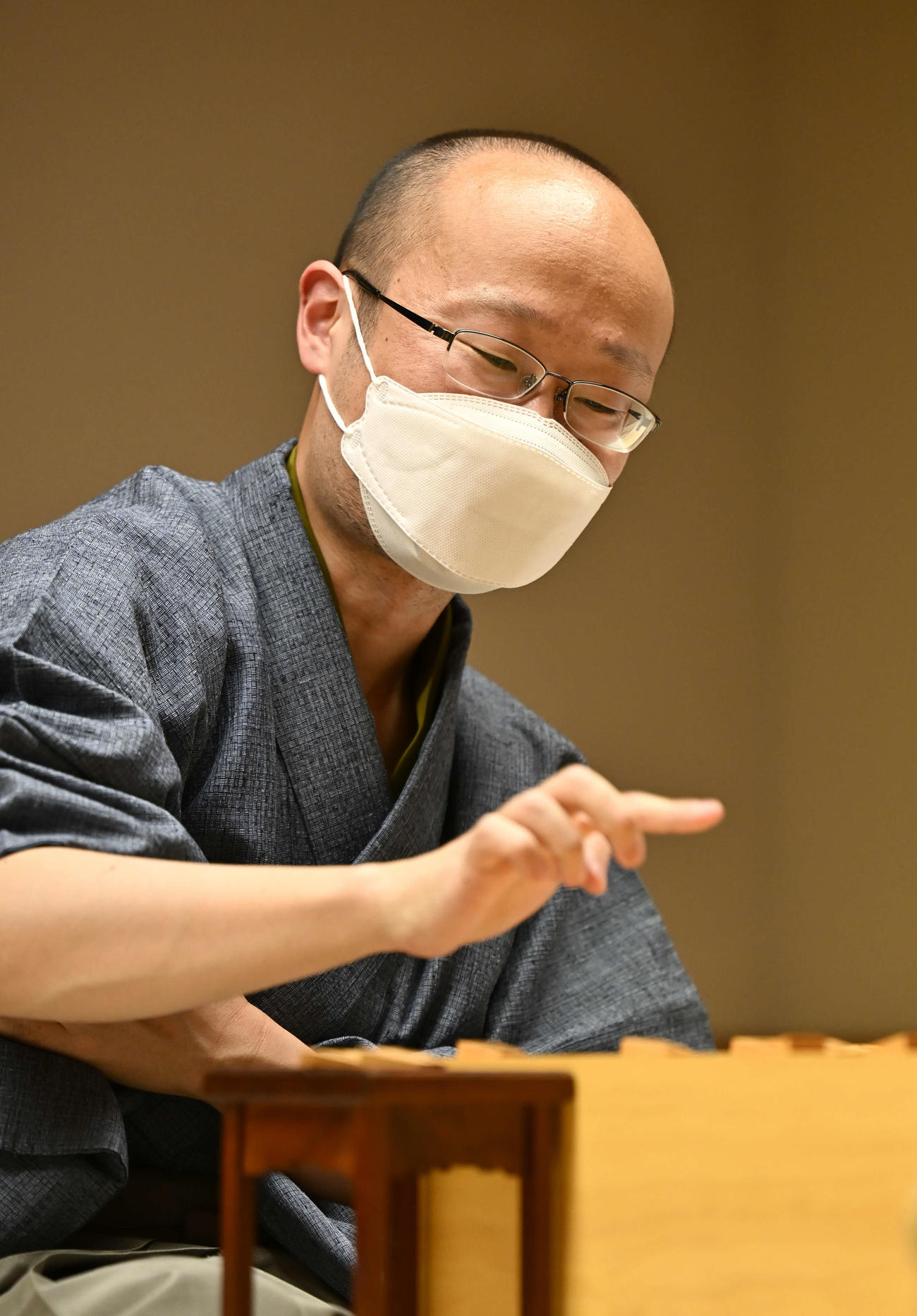 第48期棋王戦コナミグループ杯5番勝負第3局　藤井聡太5冠対渡辺明棋王　藤井聡太5冠に勝利し、感想戦で笑顔を見せる渡辺明棋王（代表撮影）
