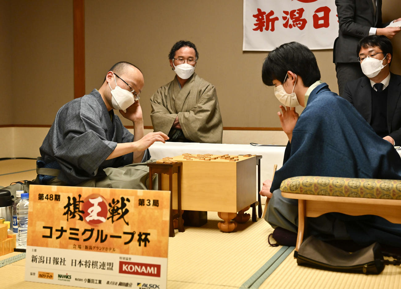 第48期棋王戦コナミグループ杯5番勝負第3局　藤井聡太5冠対渡辺明棋王　感想戦で対局を振り返る渡辺明棋王（左）と藤井聡太5冠（代表撮影）