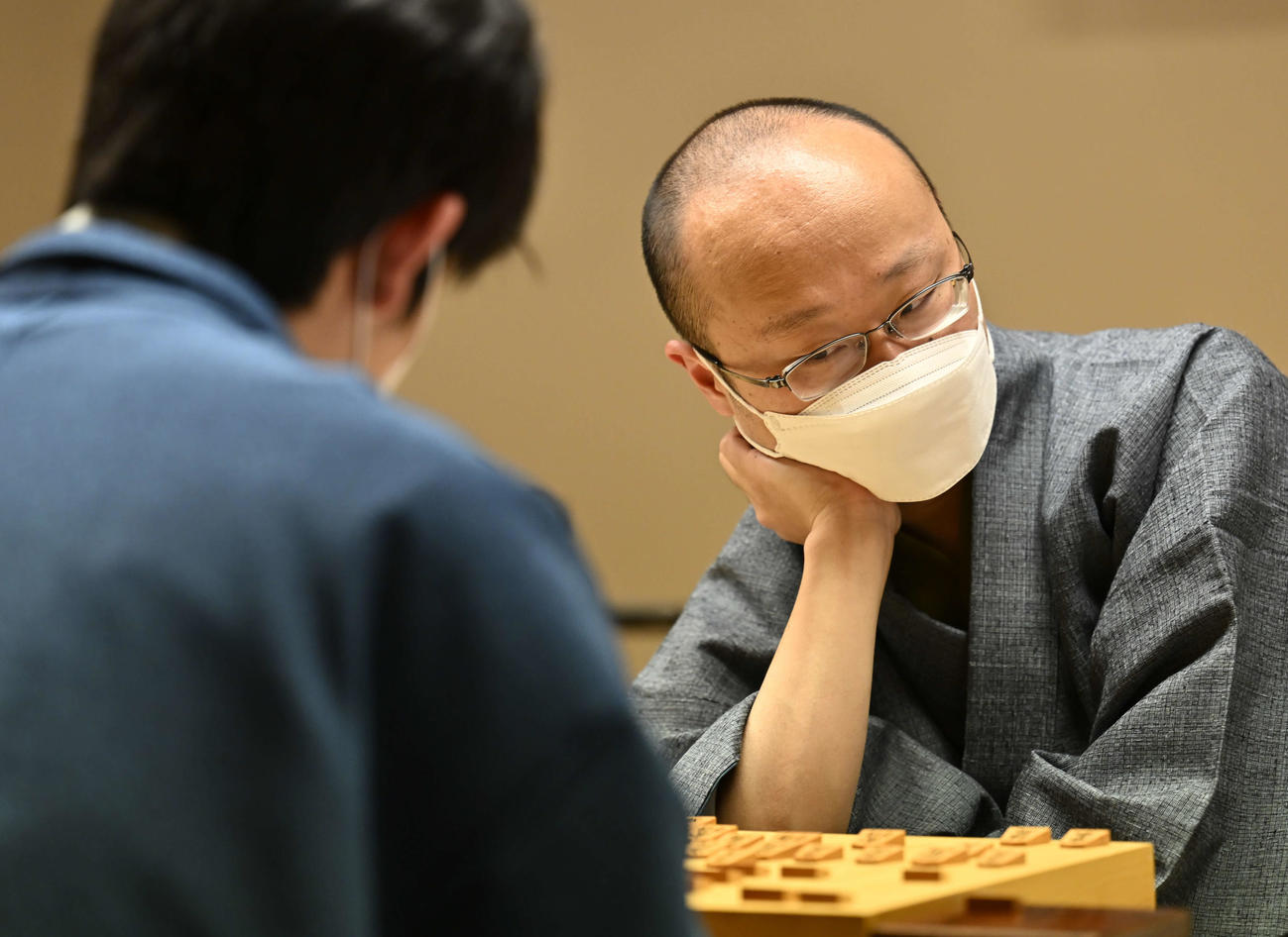 第48期棋王戦コナミグループ杯5番勝負第3局　藤井聡太5冠対渡辺明棋王　藤井聡太5冠（手前）に勝利し、感想戦で対局を振り返る渡辺明棋王（代表撮影）