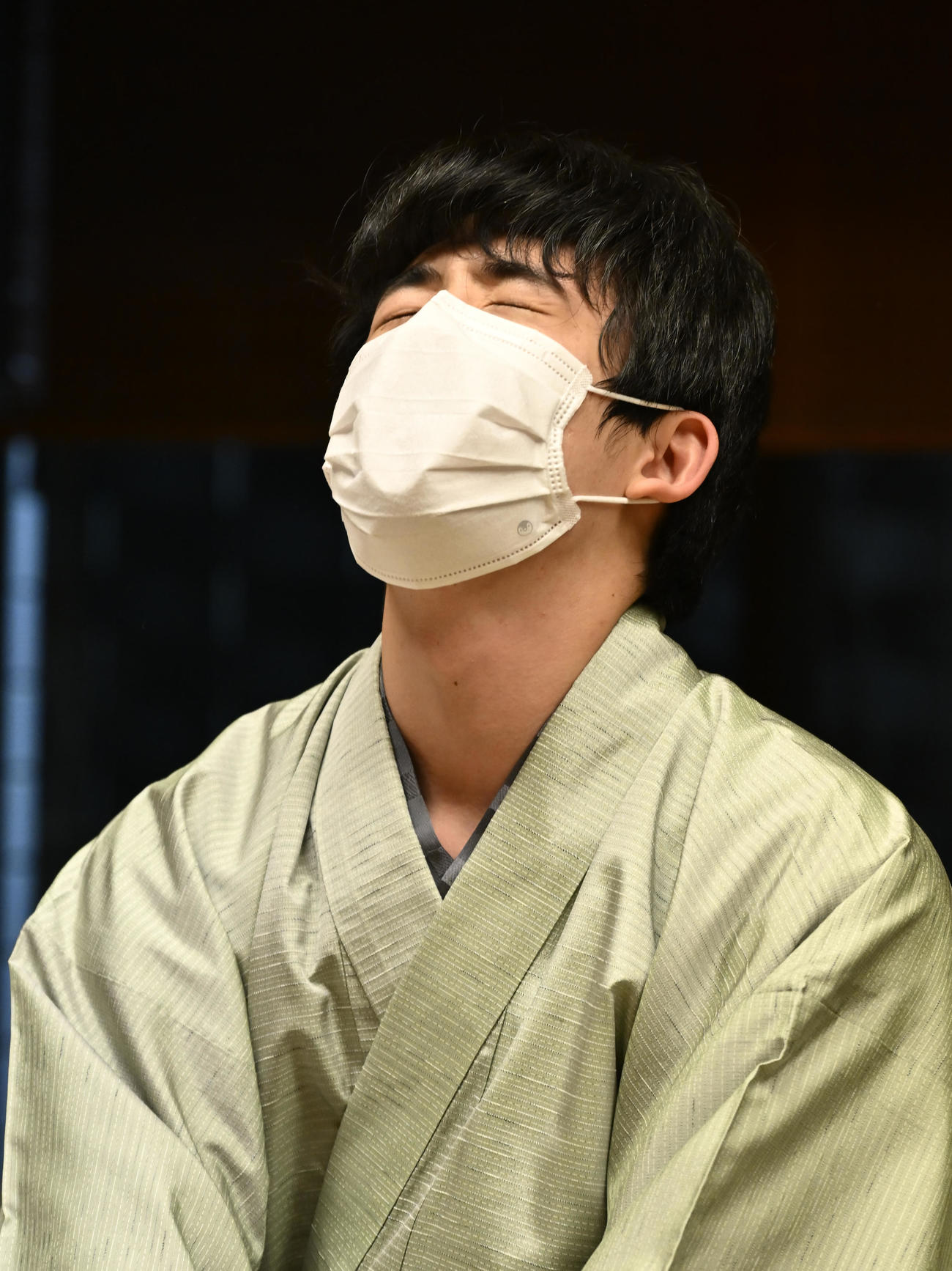 第48期棋王戦コナミグループ杯5番勝負第3局　藤井聡太5冠対渡辺明棋王　渡辺明棋王に敗れ、悔しげな表情を見せる藤井聡太5冠（代表撮影）