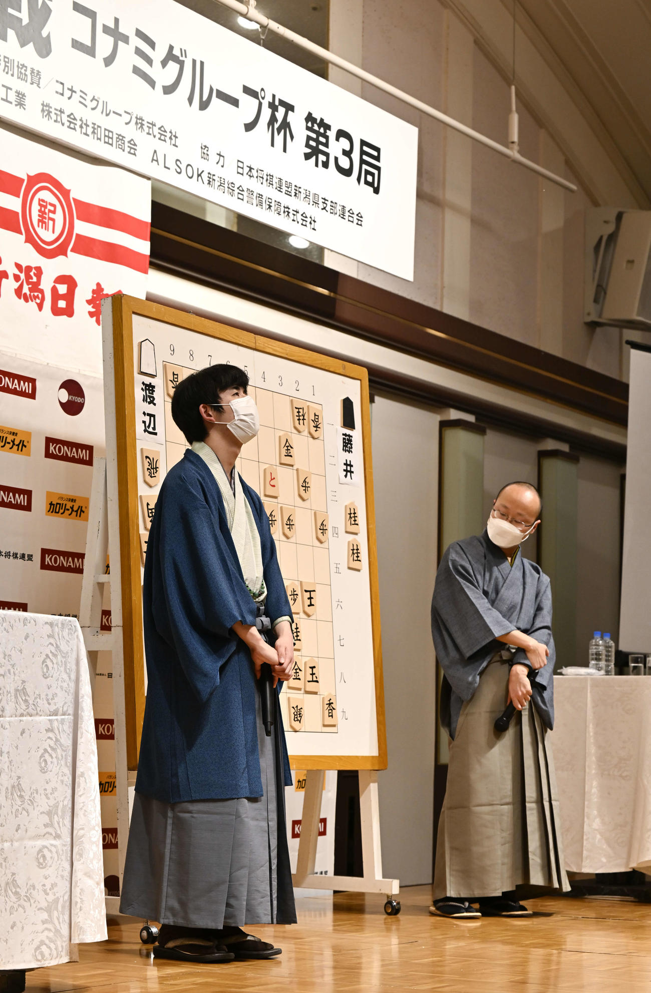 第48期棋王戦コナミグループ杯5番勝負第3局　藤井聡太5冠対渡辺明棋王　大盤解説会場で感想を述べる藤井聡太5冠（左）と渡辺明棋王（代表撮影）