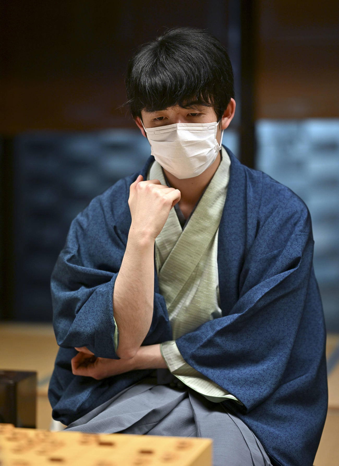 第48期棋王戦コナミグループ杯5番勝負第3局　藤井聡太5冠対渡辺明棋王　敗れた藤井聡太5冠（代表撮影）