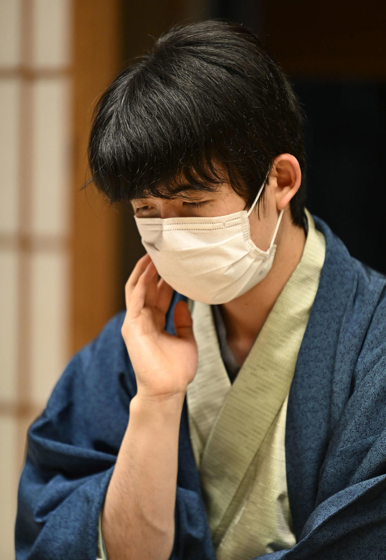 第48期棋王戦コナミグループ杯5番勝負第3局　藤井聡太5冠対渡辺明棋王　敗れた藤井聡太5冠（代表撮影）