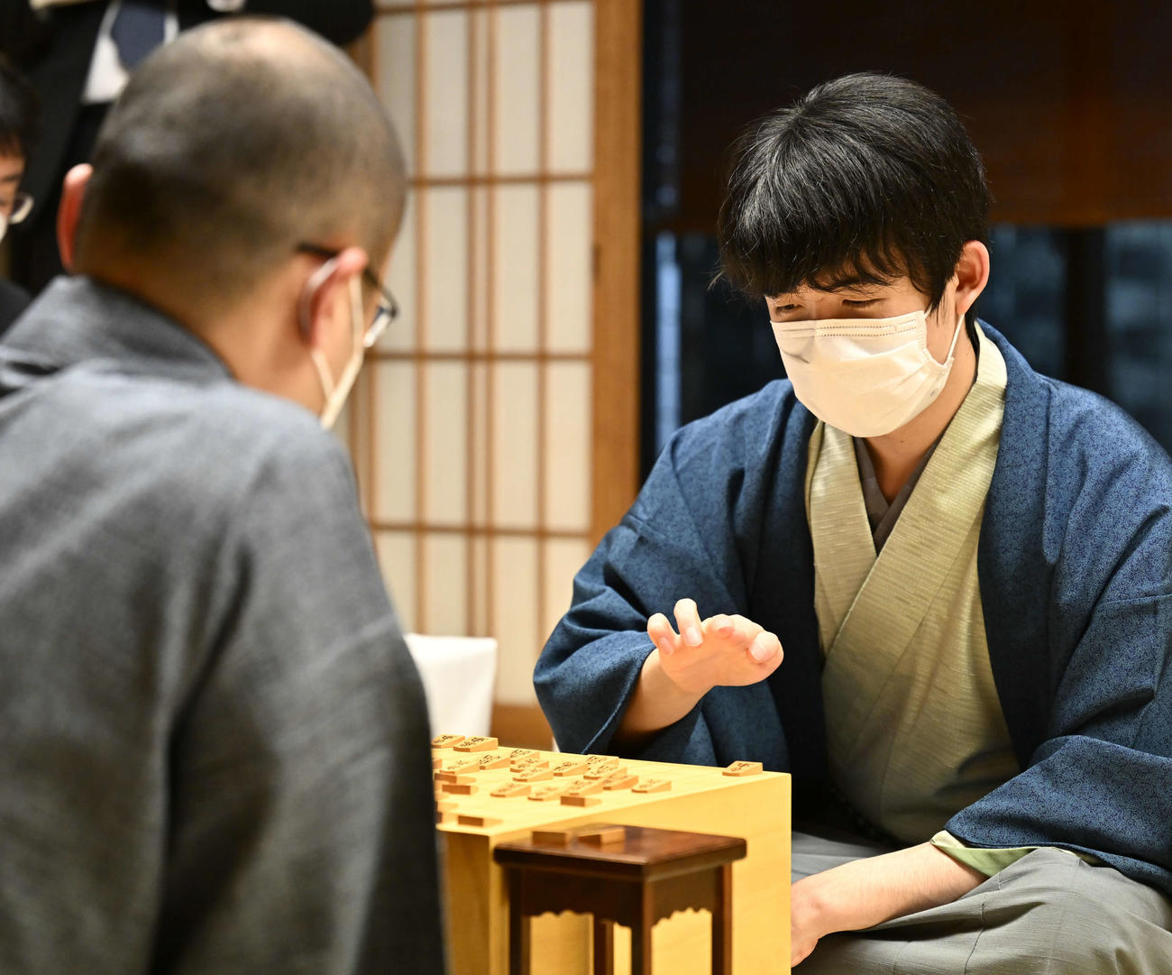 第48期棋王戦コナミグループ杯5番勝負第3局　藤井聡太5冠対渡辺明棋王　渡辺明棋王（左）に敗れ、対局を振り返る藤井聡太5冠（代表撮影）