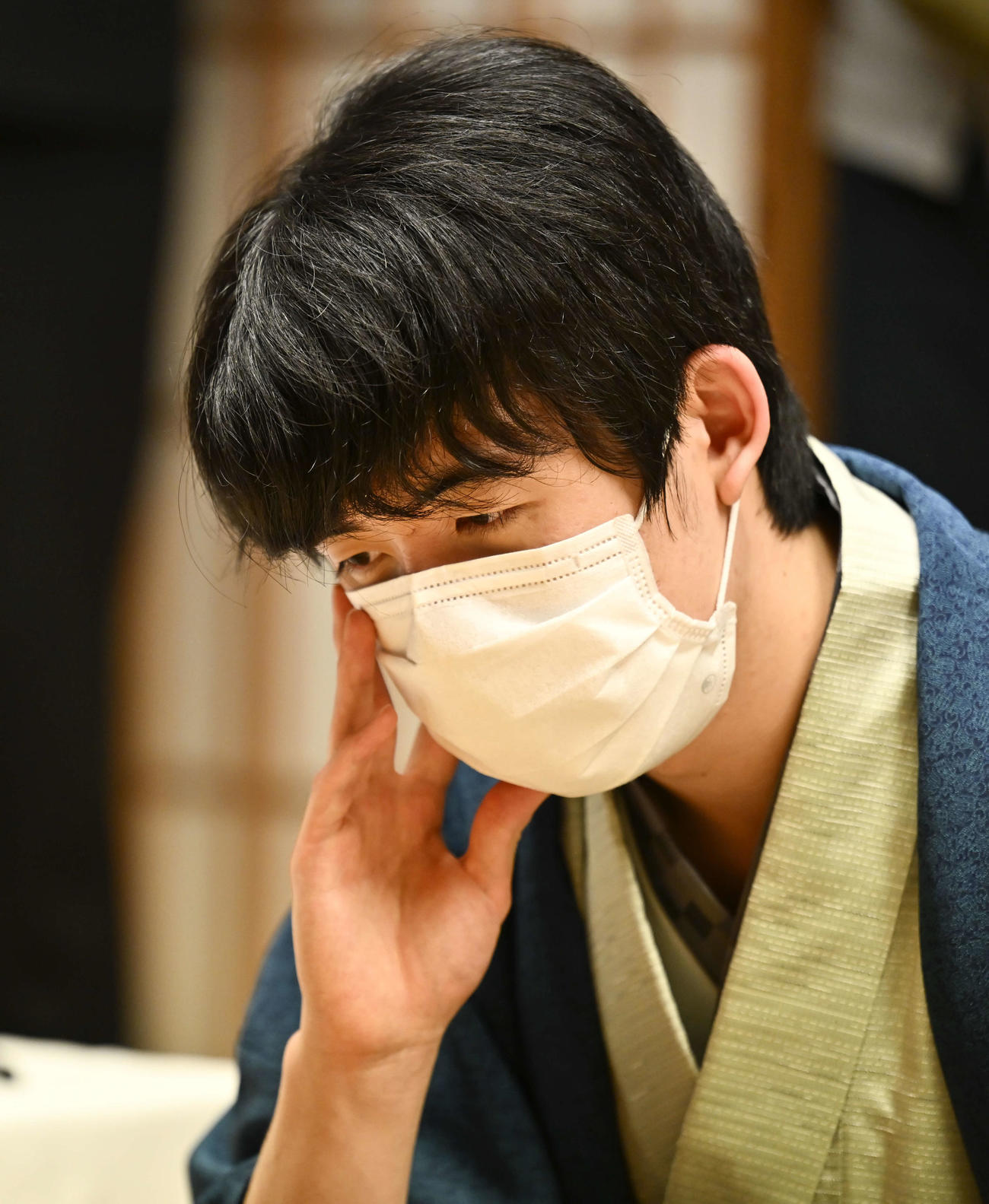第48期棋王戦コナミグループ杯5番勝負第3局　藤井聡太5冠対渡辺明棋王　渡辺明棋王に敗れた藤井聡太5冠（代表撮影）