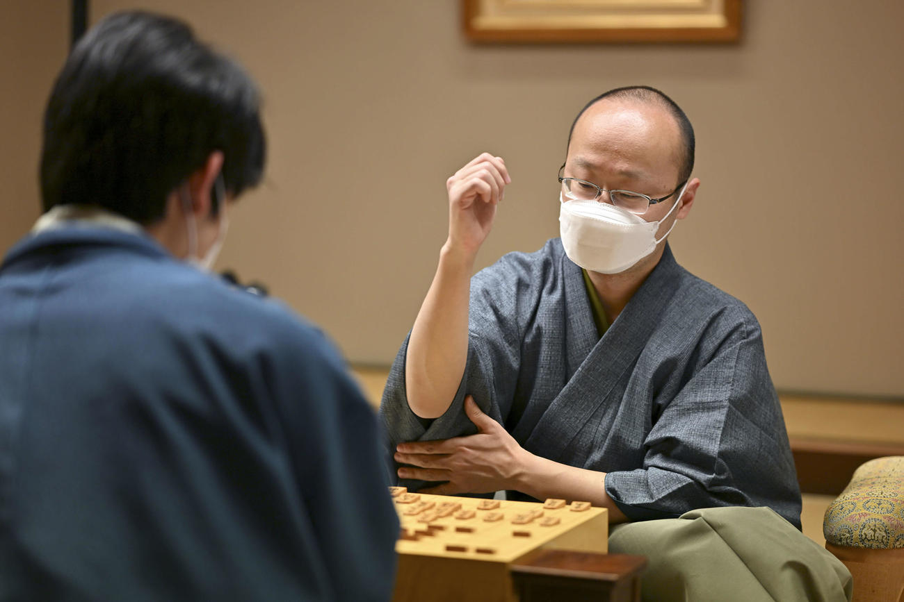 第48期棋王戦コナミグループ杯5番勝負第3局　藤井聡太5冠対渡辺明棋王　藤井聡太5冠（左）に勝利した渡辺明棋王（代表撮影）