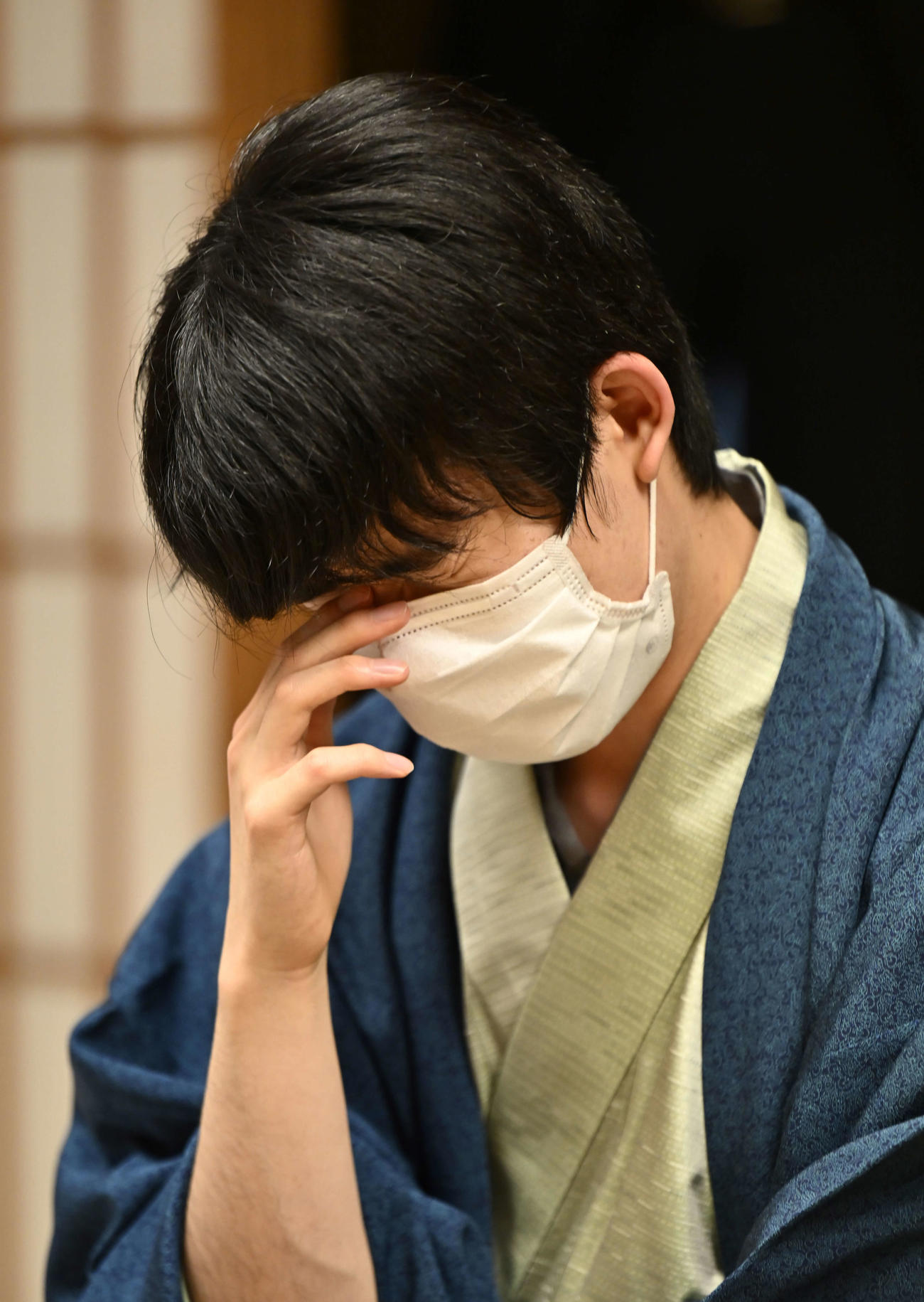 第48期棋王戦コナミグループ杯5番勝負第3局　藤井聡太5冠対渡辺明棋王　敗れた藤井聡太5冠（代表撮影）