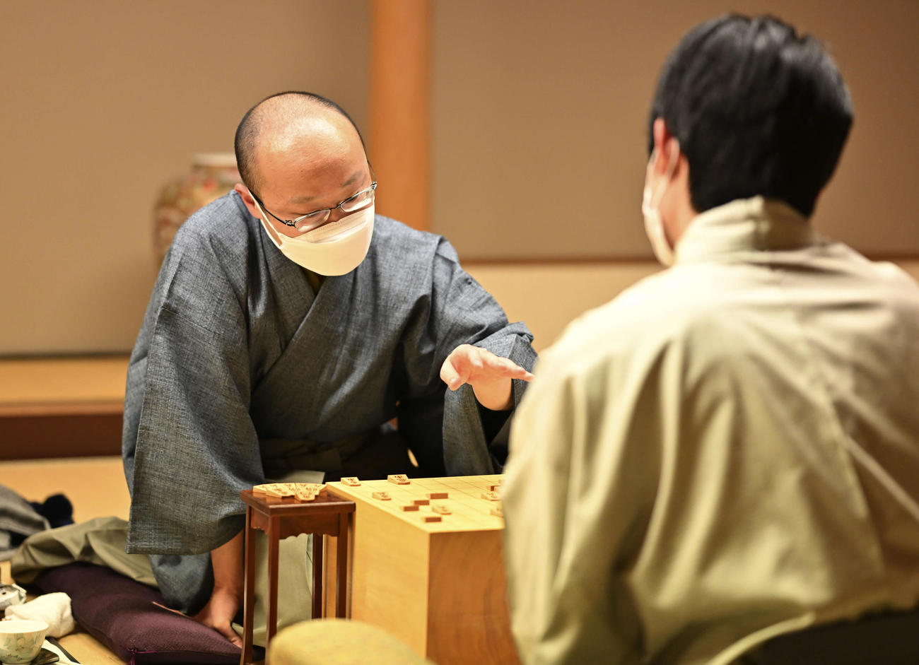 第48期棋王戦コナミグループ杯5番勝負第3局　藤井聡太5冠対渡辺明棋王　藤井聡太5冠（右）を破り、連敗を止めた渡辺明棋王（代表撮影）