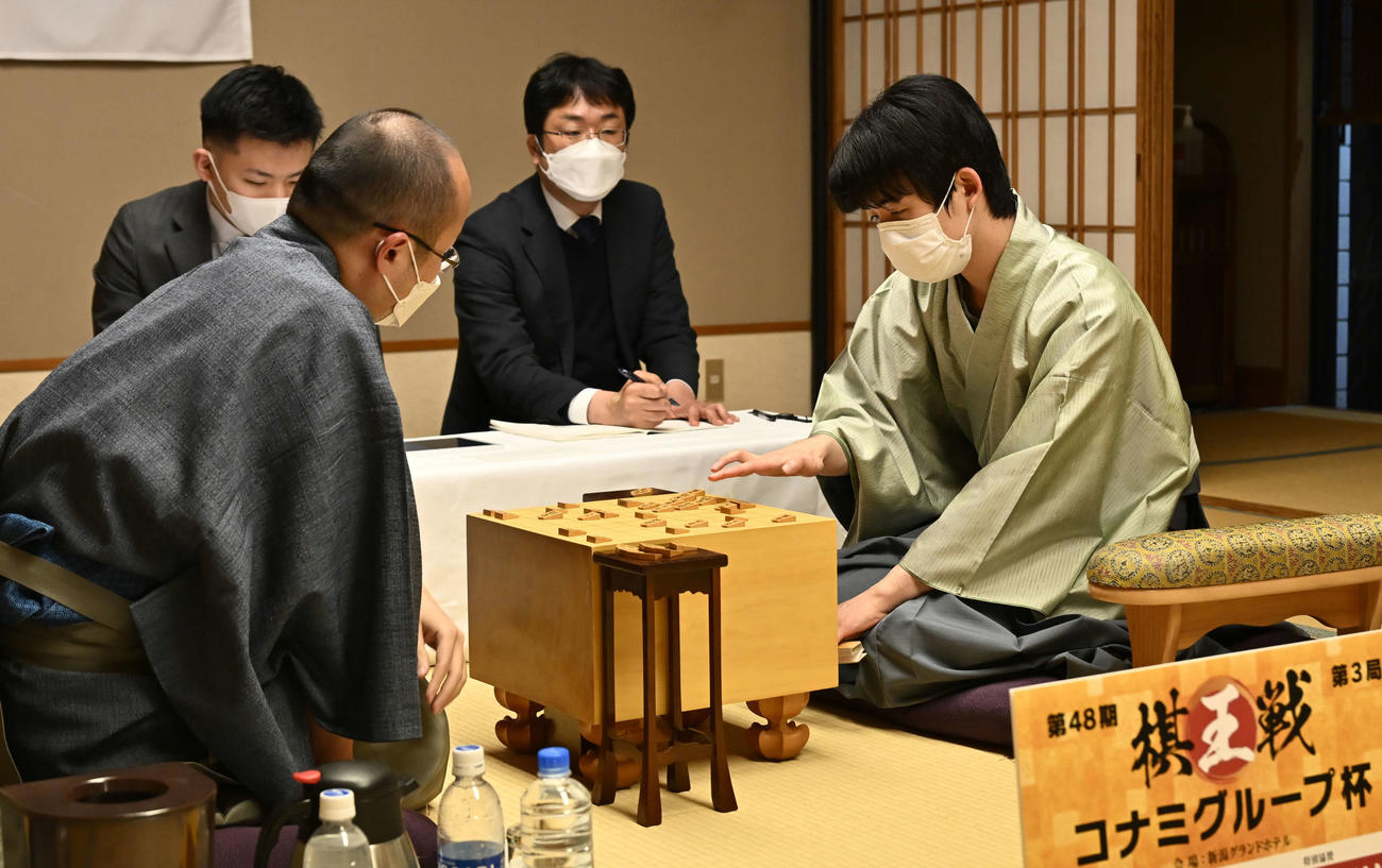 第48期棋王戦コナミグループ杯5番勝負第3局　藤井聡太5冠対渡辺明棋王　渡辺明棋王（左）に敗れた藤井聡太5冠（代表撮影）