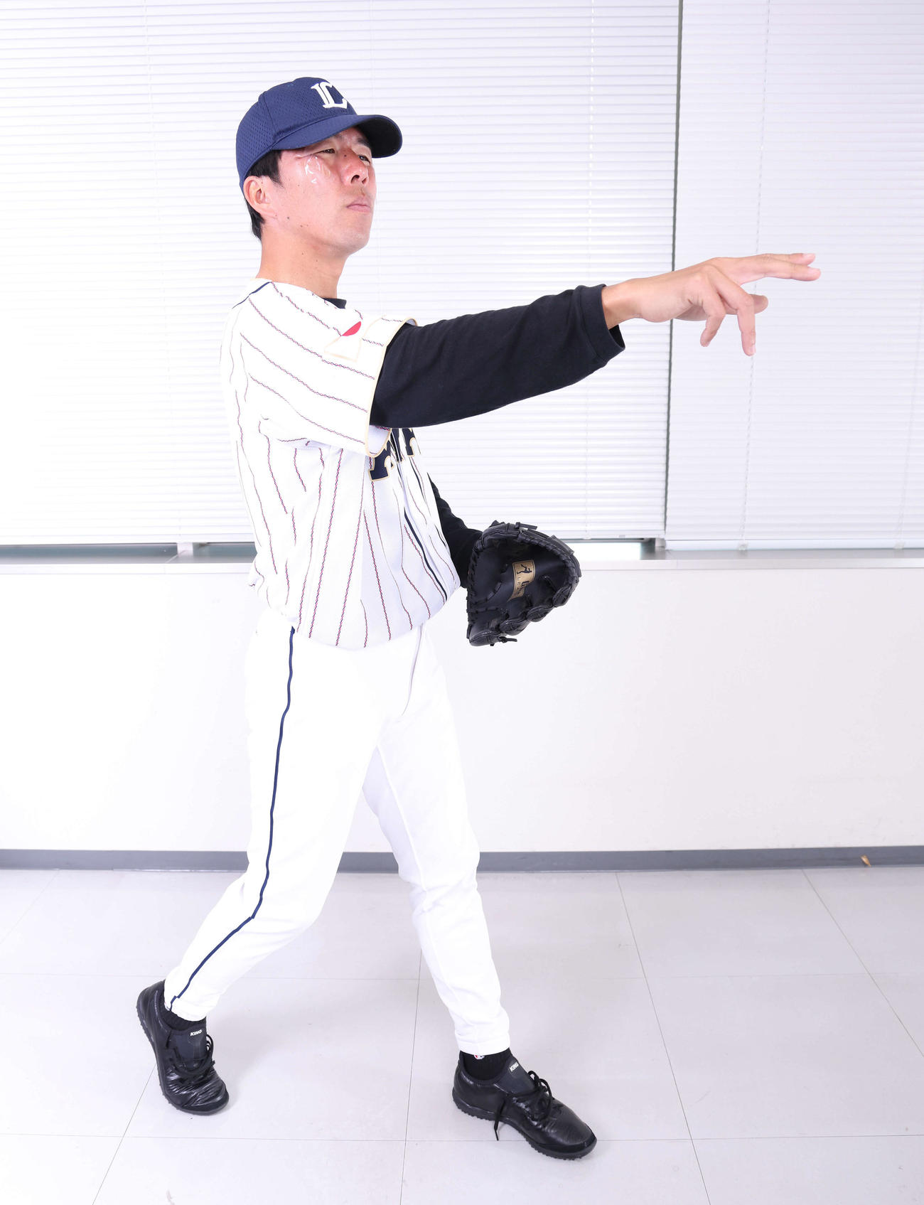 源田壮亮のものまねをする「＃ちょいまねジャパン」のエネルギー源田壮亮（撮影・河田真司）