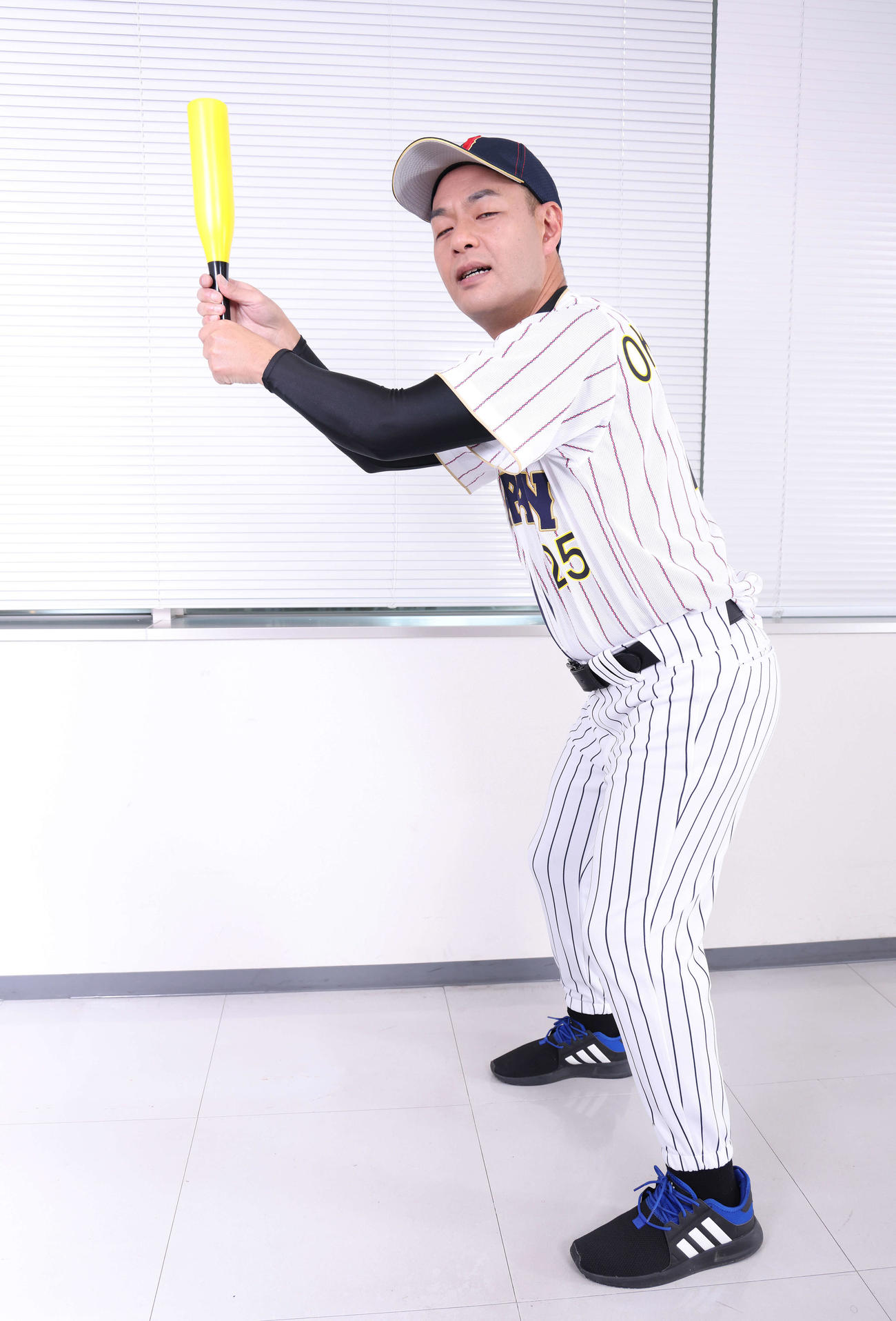 巨人岡本和のものまねをする「＃ちょいまねジャパン」のおかもっと（撮影・河田真司）